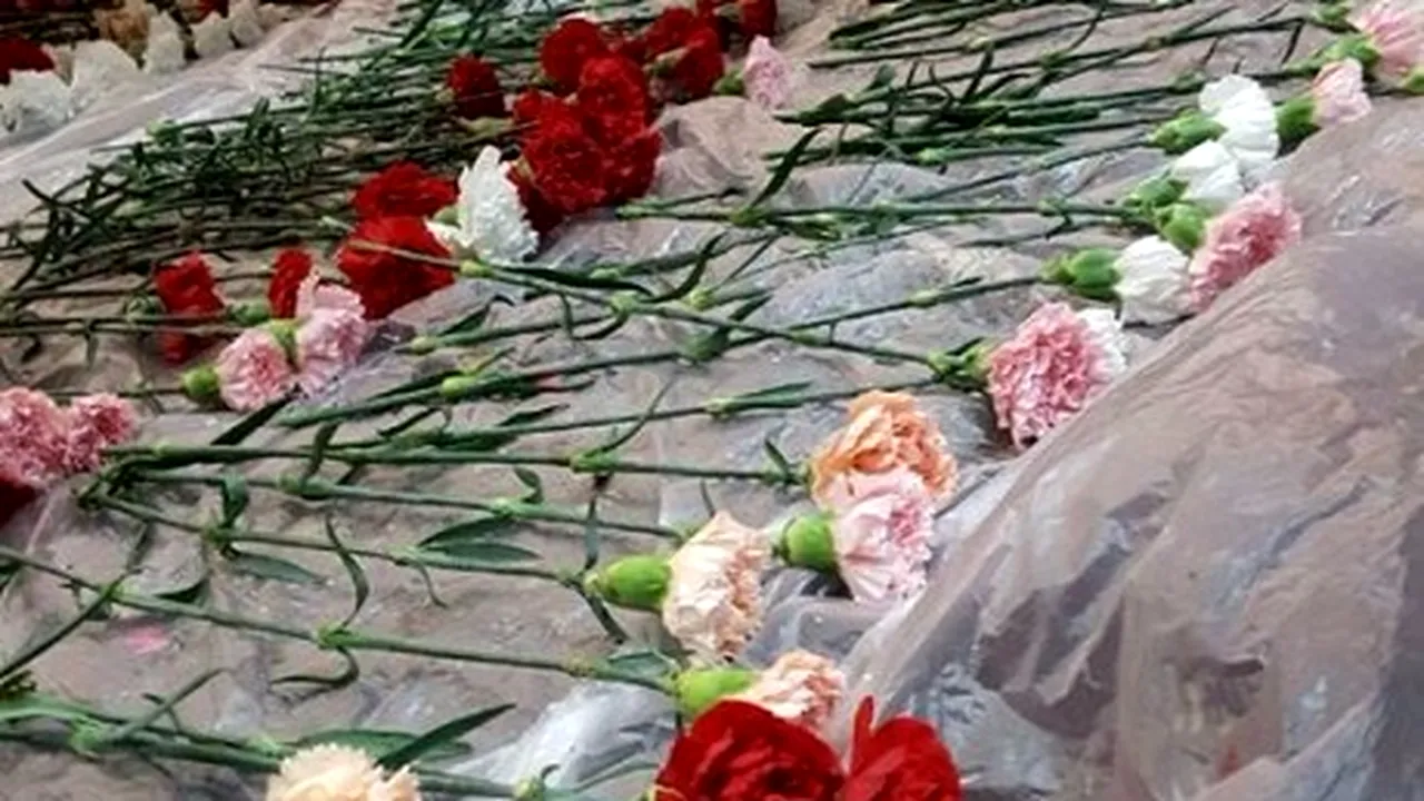 Un tânăr a cumpărat 900 de garoafe de Valentine's Day, una pentru fiecare fată din școală