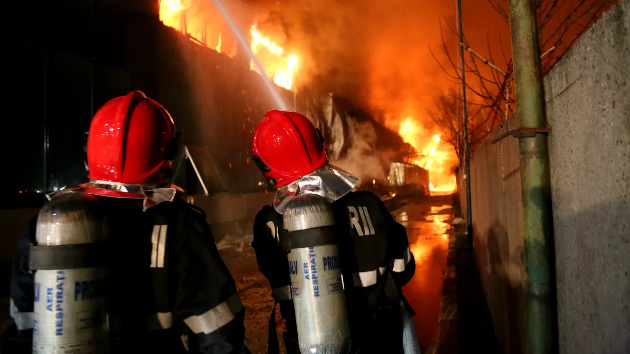 Un mort și un rănit, după un incendiu puternic la un depozit din Afumați