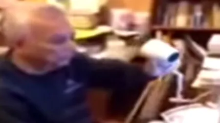 Cum încearcă un bunic să repare calculatorul nepotului. Filmulețul a devenit viral