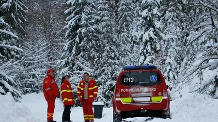 Doi turiști plecați cu mașina pe un drum din Masivul Bucegi au rămas blocați