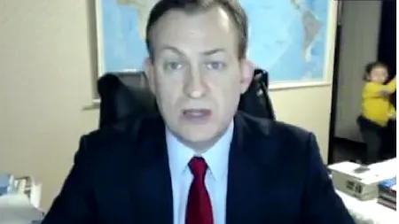 Filmulețul care s-a viralizat pe Facebook. Scene hilare cu profesorul întrerupt de copiii săi în timp ce dădea un interviu pentru BBC  