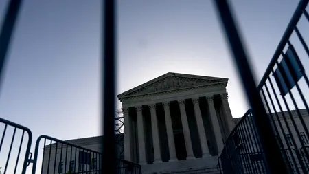 Curtea Supremă a SUA a decis să permită reluarea DEPORTĂRII imigranților în state terțe
