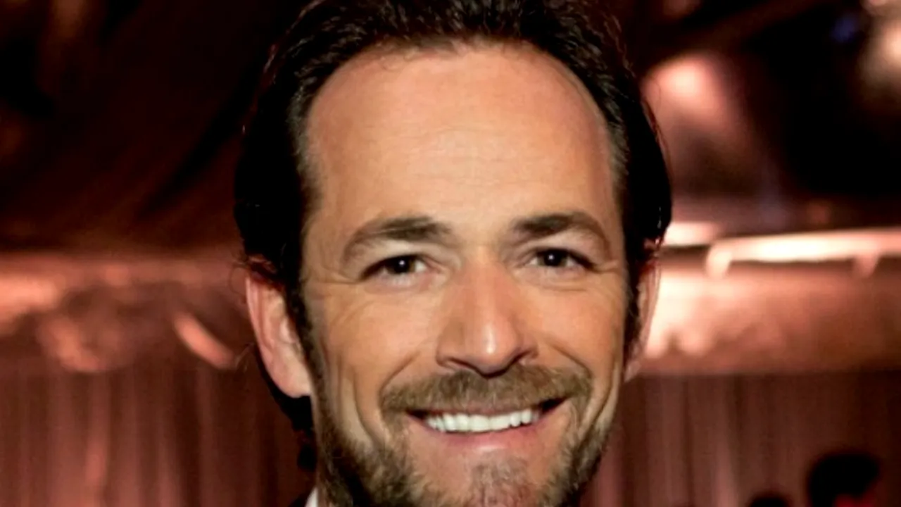 LUKE PERRY, în stare gravă la spital, chiar în ziua anunțului privind continuarea serialului Beverly Hills, 90210, FĂRĂ personajul „Dylan