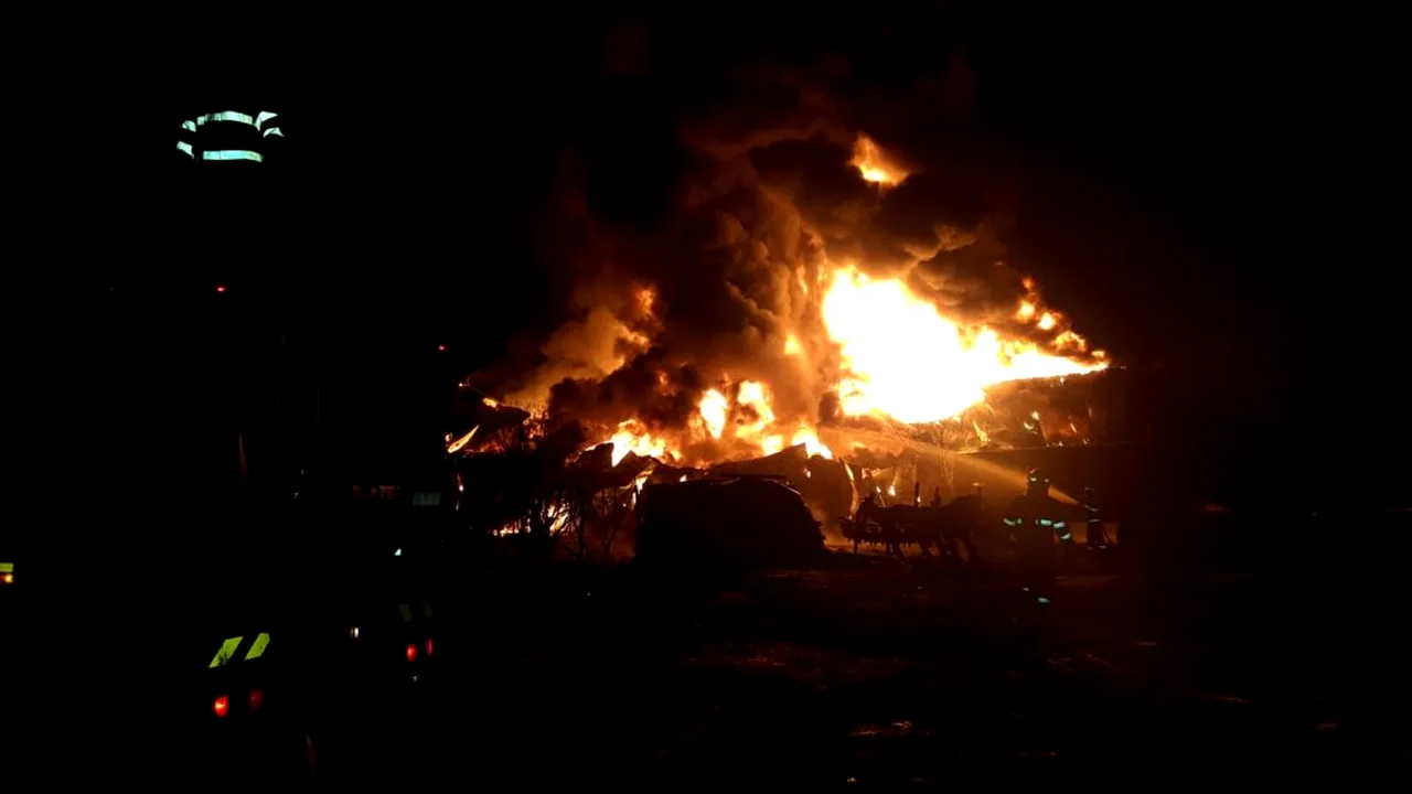 VIDEO Incendiu la o hală din județul Ilfov. În interior se află bazine cu acetonă și alte substanțe