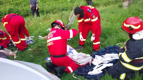 Mureș. Mașină lovită de tren în Răstolița. Șoferul, o femeie de 48 de ani, a murit pe loc (FOTO)