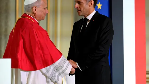 Papa Leon al XIV-lea, întâmpinat de președintele Macron la sosirea în Franța. Programul vizitei de patru zile