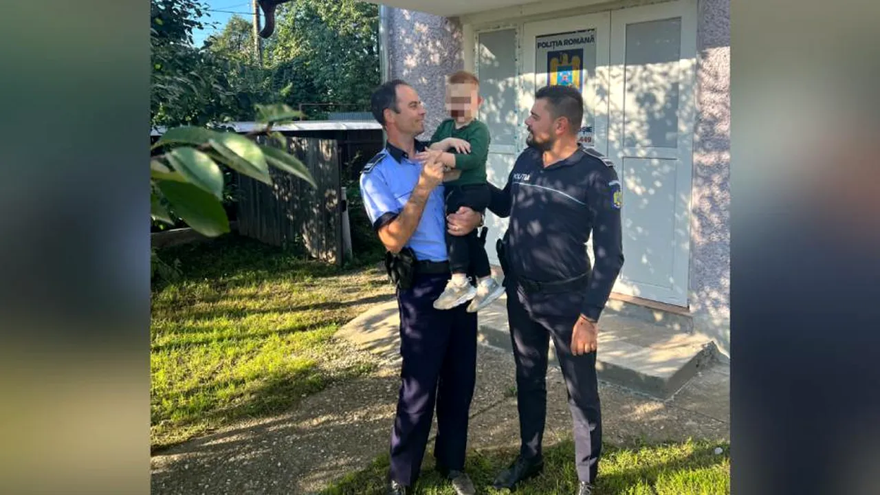 Copil de 2 ani, observat umblând singur pe un drum național din județul Neamț. Ce a pățit tatăl său, după ce a fost găsit de polițiști