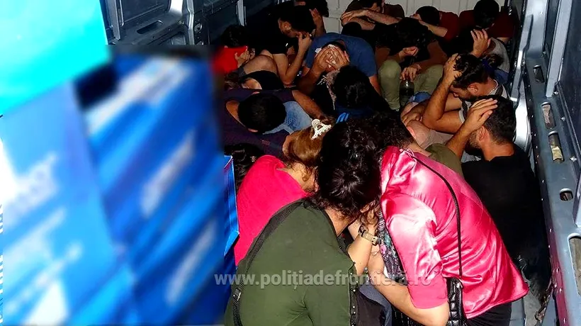 25 de migranți, între care 5 copii, ascunși într-un microbuz condus de un sârb, prinși la Vama Calafat