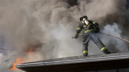 O LOCUINȚĂ din Sectorul 5 al Capitalei, cuprinsă de flăcări. Două victime, printre care o tânără de 18 ani, transportate la spital cu arsuri