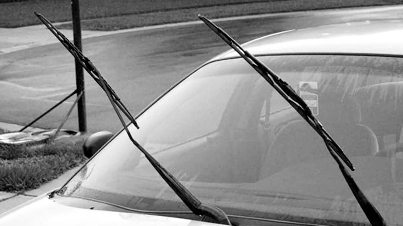 Este sau nu infracțiune? Ce se întâmplă dacă ridici ștergătoarele altei mașini, în România