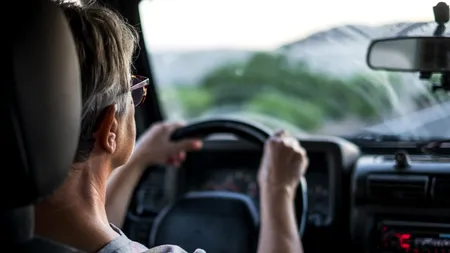 Cum se execută CORECT virajul la stânga într-o intersecție nedirijată. Cele mai frecvente greșeli ale șoferilor