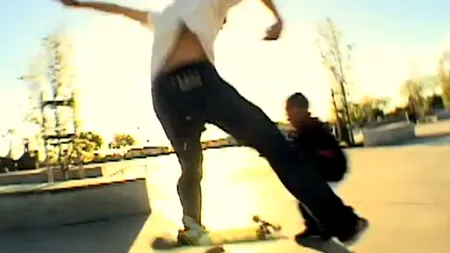 Peste 1,5 milioane de oameni au vrut să vadă reacția unei mame după ce fiul său a fost lovit de un tânăr pe skateboardul