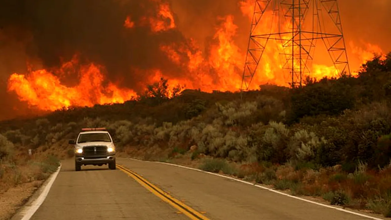 Incendii masive amenință mii de clădiri și case din California