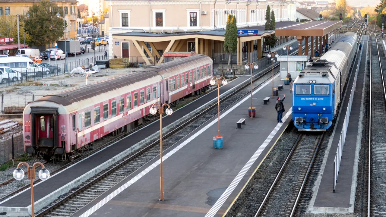 Guvernul se întruneşte în şedinţă de urgenţă ca să aprobe finanţarea pentru sectorul feroviar. Sindicaliştii ameninţă cu oprirea trenurilor