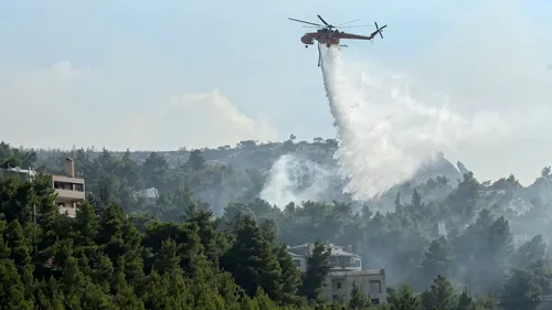 8 ȘTIRI DE LA ORA 8. Pompierii români trimiși să sprijine operațiunea de stingere a incendiilor din Grecia au ajuns la Atena