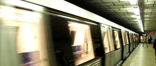 Momente șocante. Un bărbat a fost LOVIT de metrou la stația Ștefan Cel Mare