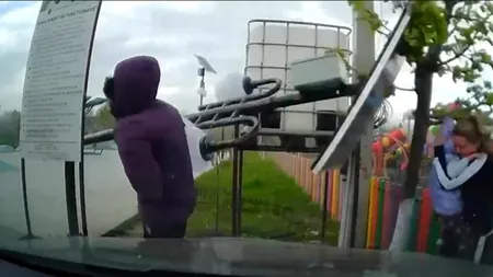 Mamă și bebeluș loviți de un stâlp smuls de vânt într-un parc dintr-o localitate ieșeană. Rafalele de vânt extrem continuă