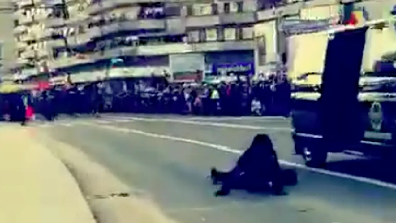 MOMENTUL în care o angajată SRI A CĂZUT din mașină în timpul PARADEI de la Alba Iulia