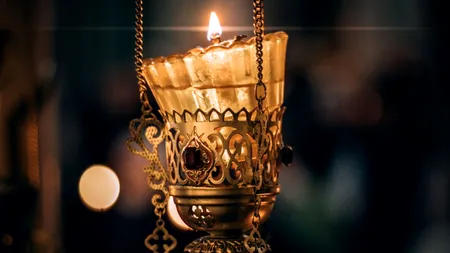 Sfânta Lumină ajunge sâmbătă de la Ierusalim și va fi oferită tuturor eparhiilor Patriarhiei Române