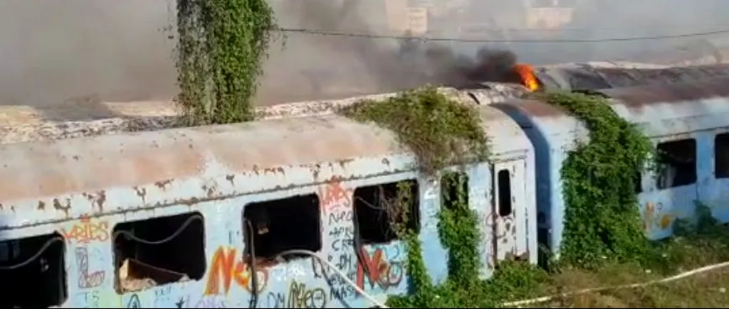 Intervenție dificilă a pompierilor: Un incendiu violent a izbucnit în Capitală, la depoul CFR (VIDEO)
