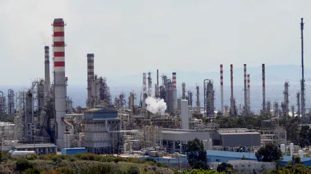 Explozie la o rafinărie de petrol din Grecia. Doi muncitori au fost grav răniți