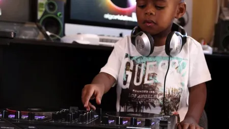 A devenit un fenomen în lumea DJ-ilor. Uite ce poate să facă acest puști la doar 2 ani