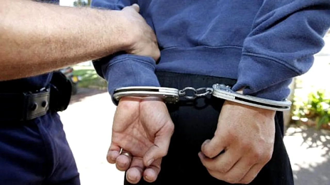 Caz șocant la Craiova. Un agresor sexual s-a dezbrăcat în fața unei angajate a hotelului în care era cazat. Bărbatul a fost reținut de poliție