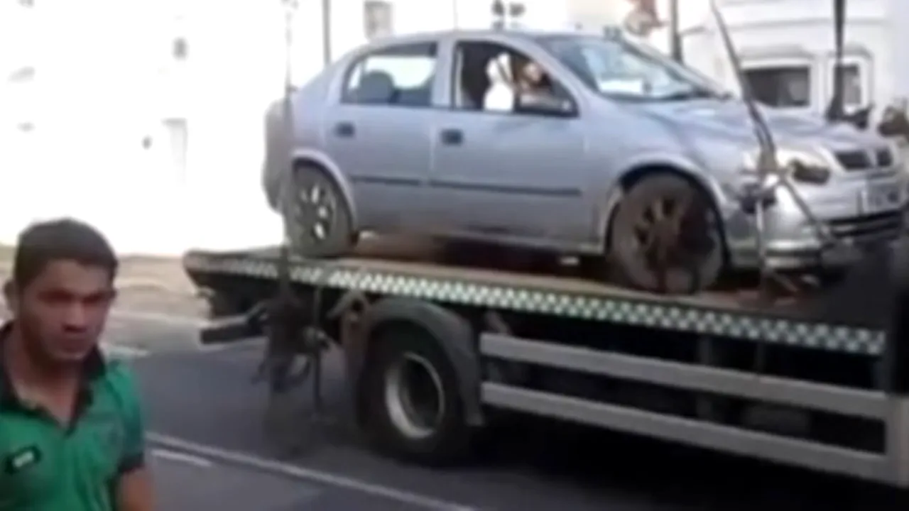 A parcat ilegal și l-au prins hingherii de mașini. Manevra prin care acest șofer nervos și-a luat mașina de pe platformă