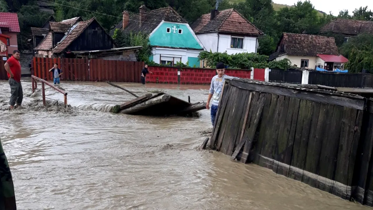 Vremea rea a făcut ravagii: Case și mașini luate de viitură, iar zeci de persoane au fost evacuate / Un drum național este închis, din cauza unei viituri