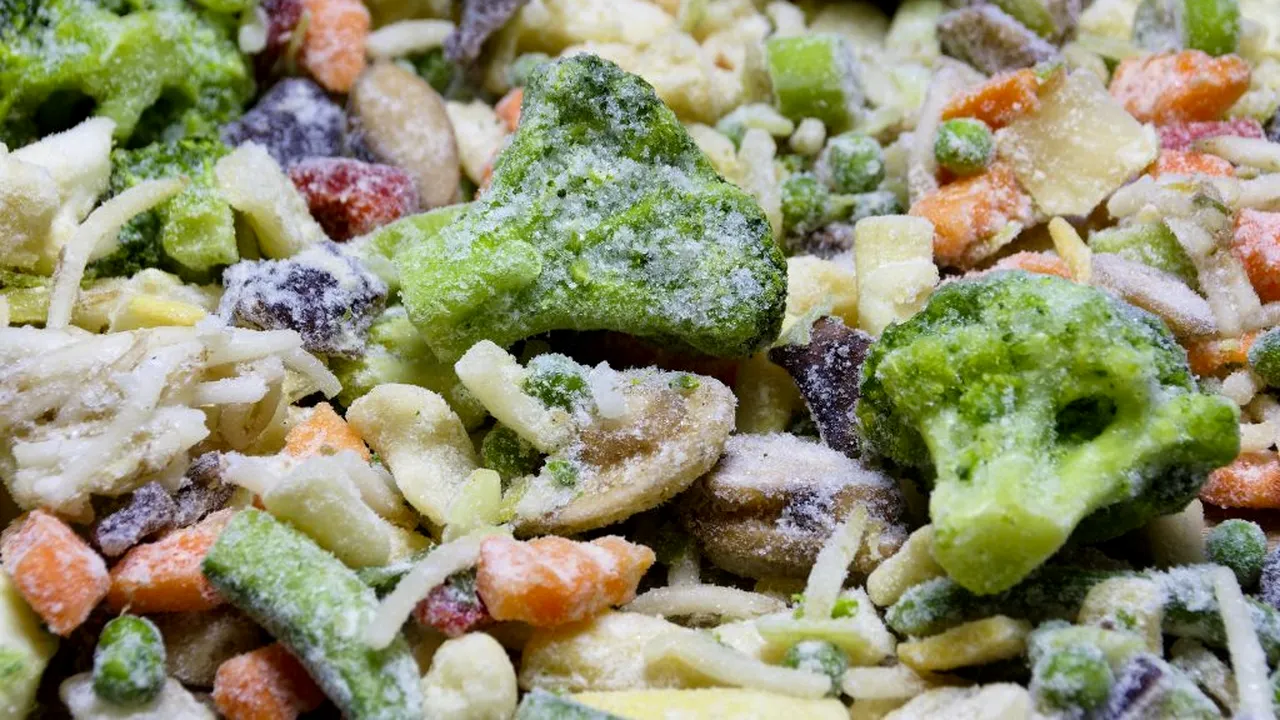 PARADOX. Legumele congelate din străinătate ne-au invadat în plin sezon de producție locală