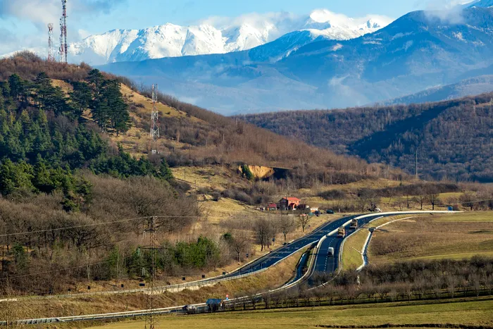 Cum circuli prin tunelul pe autostrada Sibiu-Pitești. Instructor auto „Nu staționăm, exclus să ne apucăm să facem selfie-uri”