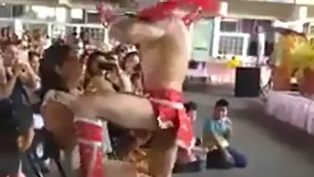 O școală a angajat un stripper pentru mămicile elevilor, cu ocazia Zilei Mamei. Copiii, nevoiți să vadă cum acestea dansează cu bărbatul dezbrăcat