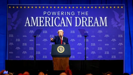 Momentul în care Donald Trump salvează un băiețel de la o căzătură de pe scenă a devenit viral. Ironia la adresa lui Biden care a stârnit râsete