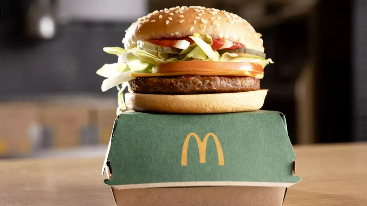 Ce conțin, în realitate, BURGERII de la McDonald's. Puțini români știu ce mănâncă, de fapt