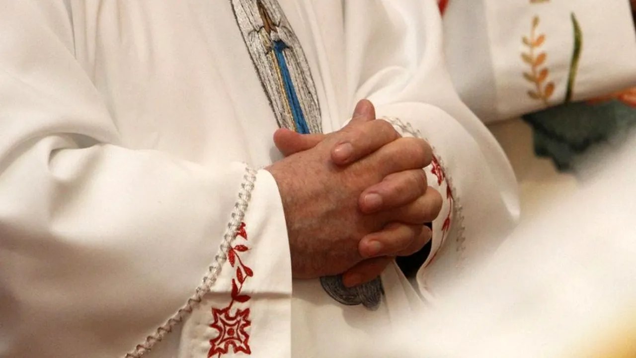 Un preot din Atena a fost arestat după ce a aruncat acid asupra episcopilor care l-au acuzat că este implicat în trafic de droguri