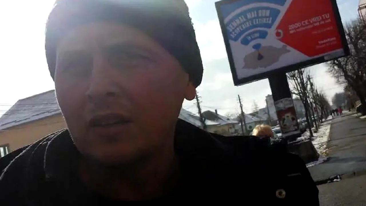 Un sibian vorbește la telefon lângă mașina lui parcată REGULAMENTAR. În spatele lui apar HINGERII DE MAȘINI: ce a urmat e scandalos