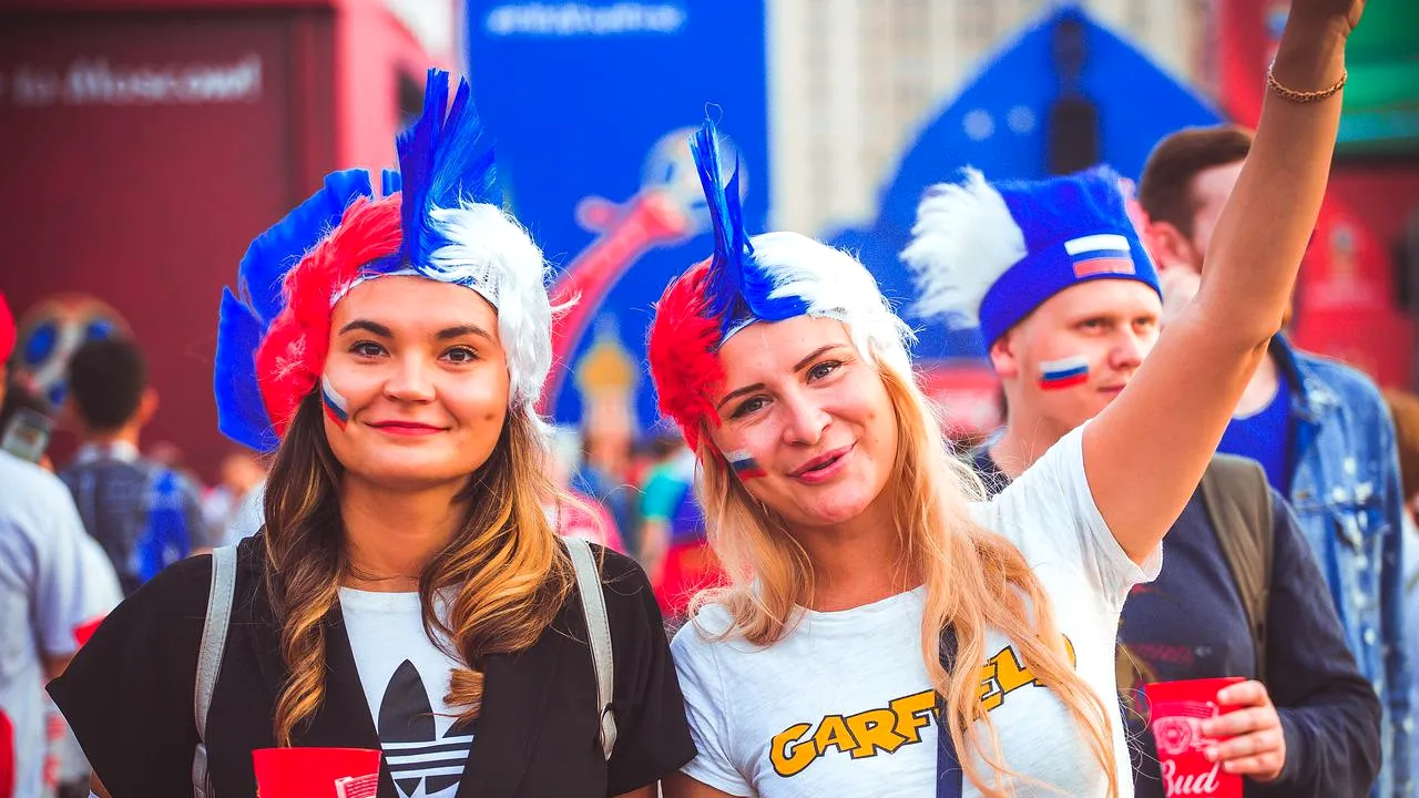 VIDEO | Rusoaicele își pun silicoane cu drapelul Rusiei: „Patrioată, chiar dacă nu am haine”