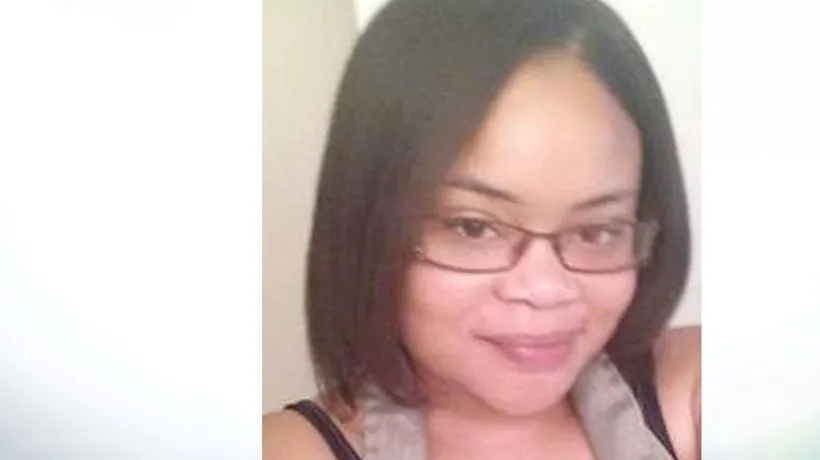 O femeie de culoare a fost ucisă de un polițist alb în propria casă, în timp ce avea grijă de nepotul ei