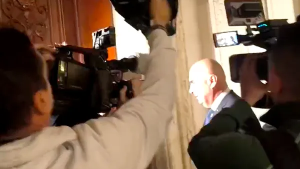 Premierul Ilie Bolojan fuge, în continuare, de presă. A intrat în Parlament pe ruta ascunsă