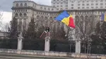 „Stegarul Dac” protestează pe gardul din fața Parlamentului. Ce scandează acesta