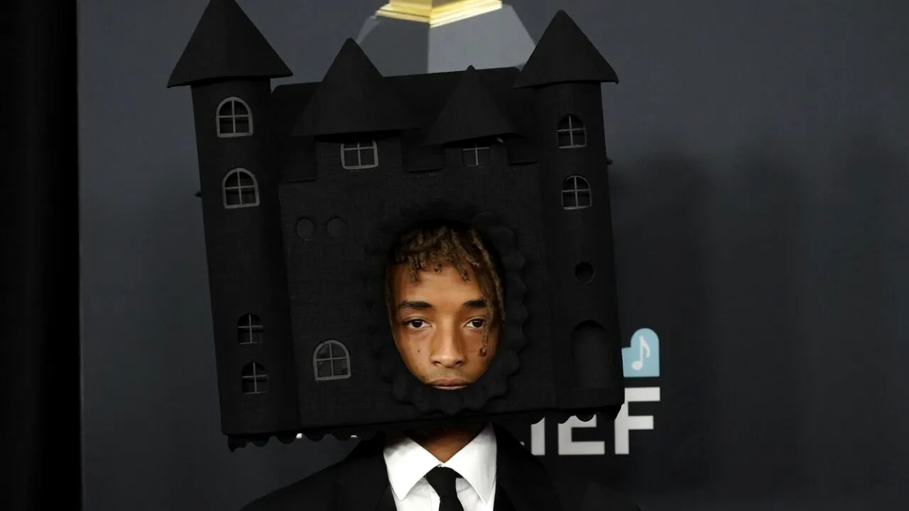 Premiile Grammy 2025. Apariția uluitoare a lui Jaden Smith pe covorul roșu! A purtat un castel pe cap, proiectat de un designer cu origini românești