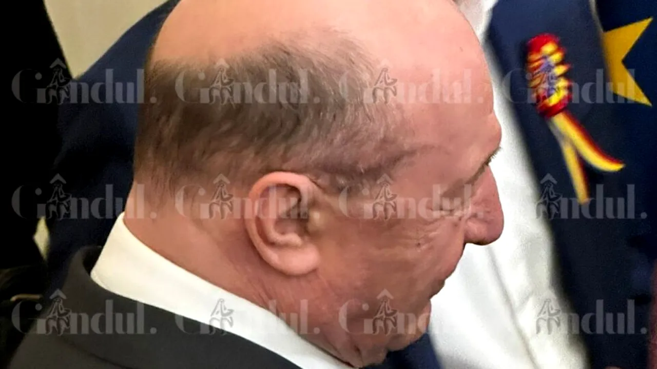 Traian Băsescu la ieșirea din cabina de vot. „Am votat îngrijorat. Tot ce influențează negocierile de pace ne vizează”