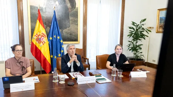 Ministrul de Interne al Spaniei ridică la 72.000 numărul migranților care au intrat în Ceuta din Maroc. Cum răspunde în fața afirmațiilor că Marocul ar fi trimis avertismente Madridului