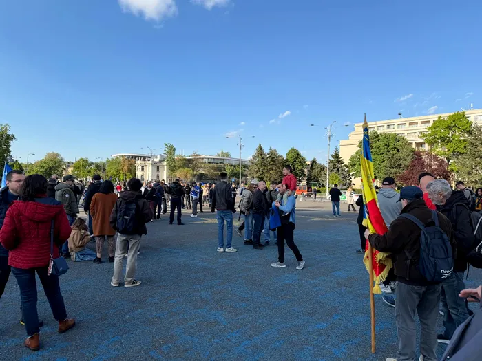 „Magia” Bolojan. Cum a reușit premierul să adune mai puțin de 1.000 de oameni în Piața Victoriei, dar peste 100.000 de reacții la mesajul de mulțumire pentru susținere. Explicațiile unui sociolog, pentru Gândul