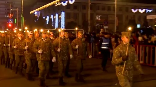 Ziua Națională - 1 Decembrie | Sute de oameni au asistat la retragerea cu torțe a militarilor, în Iași și Galați - VIDEO