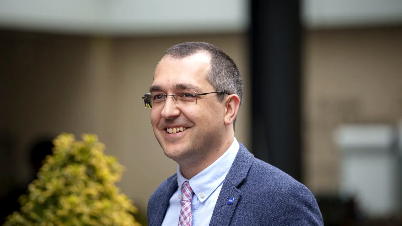 Limbaj vulgar de la Cotroceni. Ce înjurătură a scris pe Facebook consilierul onorific al lui Nicușor Dan