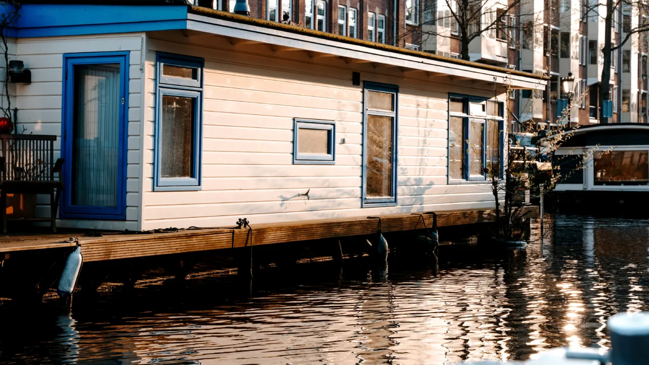 Un pensionar și-a cumpărat casă cu 95.000 de euro. Motivul pentru care a fost nevoit să o vândă cu doar… 2 euro