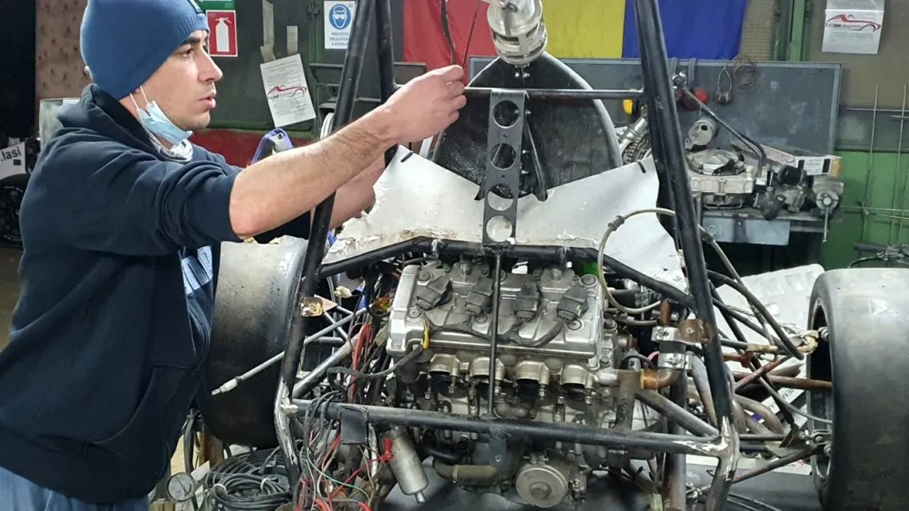 FOTO | Mașină de curse de 20.000 de euro, construită de studenții de la Iași. Vor concura cu ea pe circuite din Europa