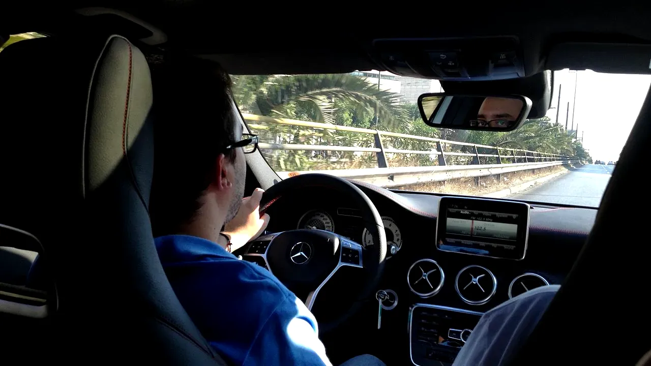 Șoferii care lasă motorul pornit când staționează riscă amenzi usturătoare în Grecia. În ce situații pot rămâne și fără permis