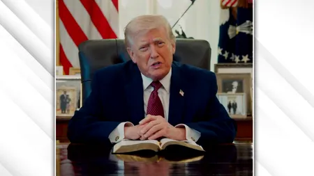 Trump vrea să câștige „iertarea“ americanilor. După atacurile la adresa Papei și după ce a „pozat în Iisus“, președintele citește Biblia din Biroul Oval